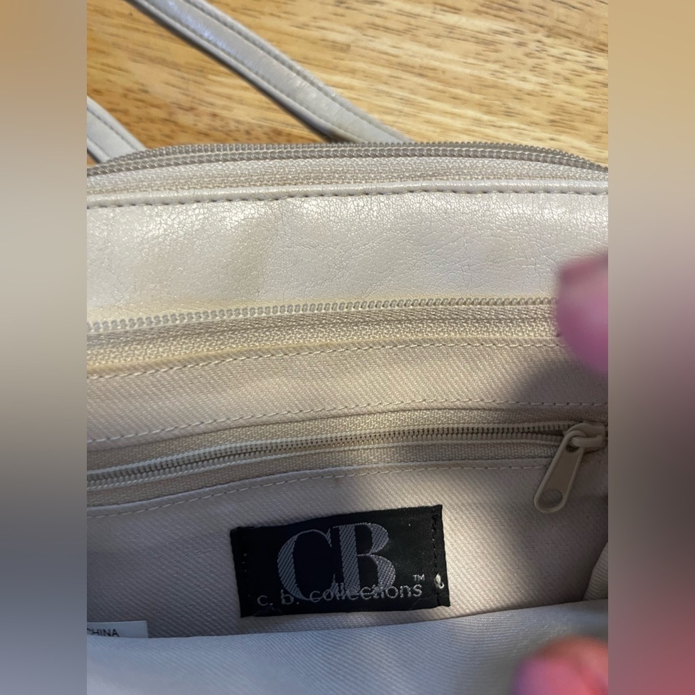👜 CB Collections Cream Crossbody Bag – Adjustable Strap & Multi-Compartment - Picture 5 of 9